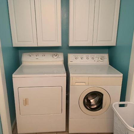 Cheerful Two Bedroom House 1.5 Miles From Beach. 미를 비치 외부 사진